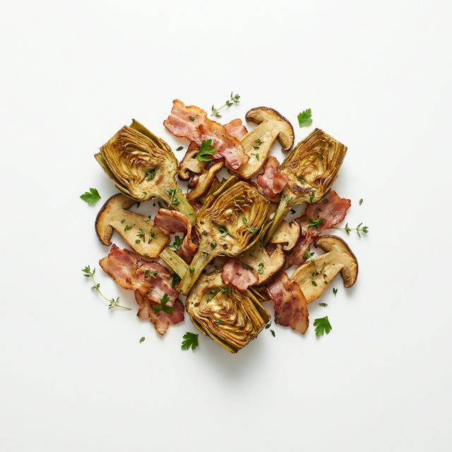 Artischockenviertel gebraten mit Steinpilzen und Speck