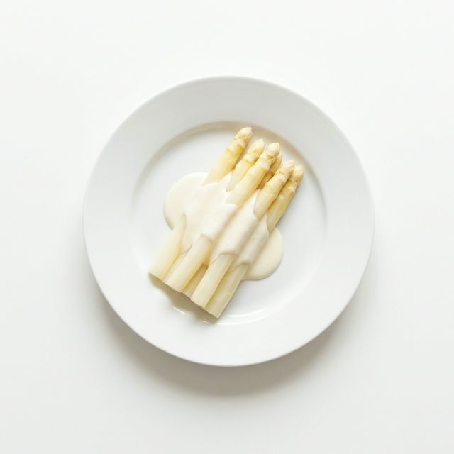Spargel gekocht, mit Grundsauce hell/weiß