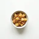 Apfelkompott mit Rosinen und Mandeln