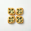Blätterteigtaschen gefüllt mit Spinat, Schafskäse und Pinienkernen, gebacken
