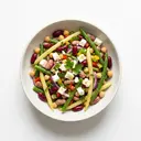 Bohnensalat bunt (gegart) mit Schafskäse und warmer Essigmarinade