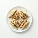 Clubsandwich mit Hähnchenbrustfilet, Tomaten, Speck und Mayonnaise