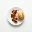 Currywurst mit Curryketchup und Brötchen