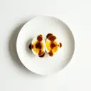 Eier weich gekocht, mit Specksauce von dunkler/brauner Grundsauce