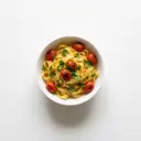 Eierteigwaren mit gedünsteten Tomaten und Petersilie