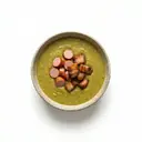 Erbsensuppe mit Gemüsebrühe, Gemüse, Mettwürstchen und Schweinebauch