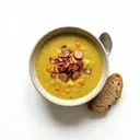 Erbsensuppe mit Gemüsebrühe, Suppengrün und Speck