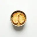 Französische Zwiebelsuppe, mit Weißbrotscheiben, überbacken