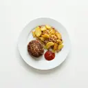 Frikadelle mit Bratkartoffeln aus rohen Kartoffeln und Tomatenketchup