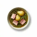 Grüne-Bohnen-Eintopf mit Gemüsebrühe, Kartoffeln, Birne und Speck