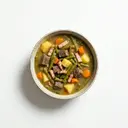 Grüne-Bohnen-Eintopf mit Gemüsebrühe, Kartoffeln, Rindfleisch und Speck