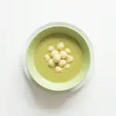 Grüne Erbsensuppe mit Grießklößchen