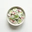 Gurken-Rettichsalat mit Saure-Sahne-Dressing