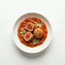 Hackfleischbällchen mit Tomatenfüllung, gebraten, mit Tomatensauce (aus Tomatenmark)