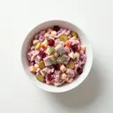 Heringssalat mit Roter Bete, Apfel, Gewürzgurke und Mayonnaise, gestreckt mit saurer Sahne