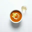 Hummersuppe mit Schlagsahne, Weißwein und Bleichsellerie