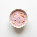 Joghurt aus entrahmter Milch, max. 0,5 % Fett, mit Fruchtzubereitung, Zucker und Süßungsmitteln, angereichert mit Vitaminen