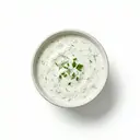 Joghurt-Sahnesauce mit Kräutern für Salat