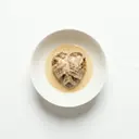 Kalbsherz gespickt, gedünstet, mit Sahnesauce von dunkler/brauner Grundsauce