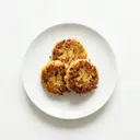 Kartoffelbratlinge mit Zwiebeln gebraten