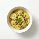 Kartoffelsalat mit Gewürzgurke und Marinade (Gemüsebrühe)