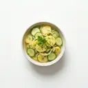 Kartoffelsalat mit Salatgurke und Marinade (Gemüsebrühe)