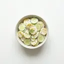 Kartoffelsalat mit Salatgurke und Mayonnaise, gestreckt mit Joghurt