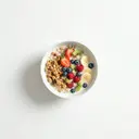 Knuspermüsli (Granola) gesüßt, mit Milch 3,5 % Fett und Fruchtmischung