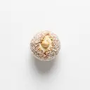 Kokos-Praline mit Cremefüllung und blanchierter Mandel