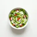 Kopfsalat mit Tomate, Gurke und Joghurtmarinade