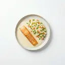 Lachs gebraten, in Grundsauce hell/weiß mit Sahne und Risi-Pisi