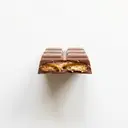 Milchschokoladen-Riegel gefüllt mit Karamell und Knusperkeks