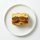 Moussaka (Auflauf mit Kartoffeln, Auberginen, Bechamel- und Hackfleischsauce)