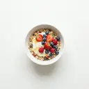 Müsli gesüßt, mit Joghurt 3,5 % Fett und Fruchtmischung