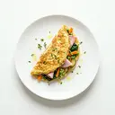 Omelett gebraten, gefüllt mit blanchiertem Gemüse und Kochschinken