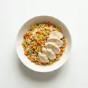 Pilaw mit gedünstetem Hähnchenbrustfilet und Sauce