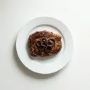 Rinderrumpsteak gebraten, mit gebratenen Zwiebeln