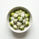 Rosenkohl gekocht, mit Bechamelsauce mit Sahne