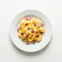 Rührei gebraten mit Käse und Kochschinken