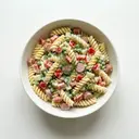 Salat aus Eierteigwaren dänische Art, mit Mayonnaise, gestreckt mit Joghurt