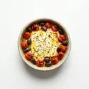 Schafskäse (Feta) mit Tomaten und Oliven gebacken