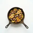 Schusterpfanne auf Köthener-Art (mit Kartoffeln, Schweinenacken und Birnen) gebacken