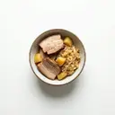 Schweinebauch gekocht, mit Sauerkraut mit Apfel gedünstet