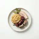 Schweinebauch gekocht, mit warmer Blut- und Leberwurst und gedünstetem Sauerkraut