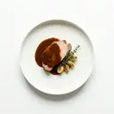 Schweinerücken geschmort, mit Grundsauce dunkel/braun