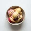 Speiseeis (Frucht, Nuss, Schokolade) gemischt, mit Eierlikör