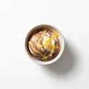 Speiseeis (Schokolade, Vanille) gemischt, mit Eierlikör