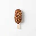 Speiseeis überzogen mit Schokolade, Karamell und Mandeln