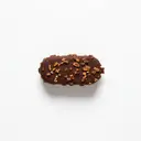 Speiseeis Vanille, überzogen mit Schokolade und Mandeln