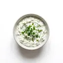 Speisequarkzubereitung mind. 30 % Fett i. Tr., mit Kräutern